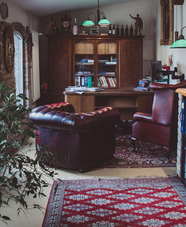 Exquisite Handwerkskunst für exklusive Polstermöbel im englischen Chesterfield Stil